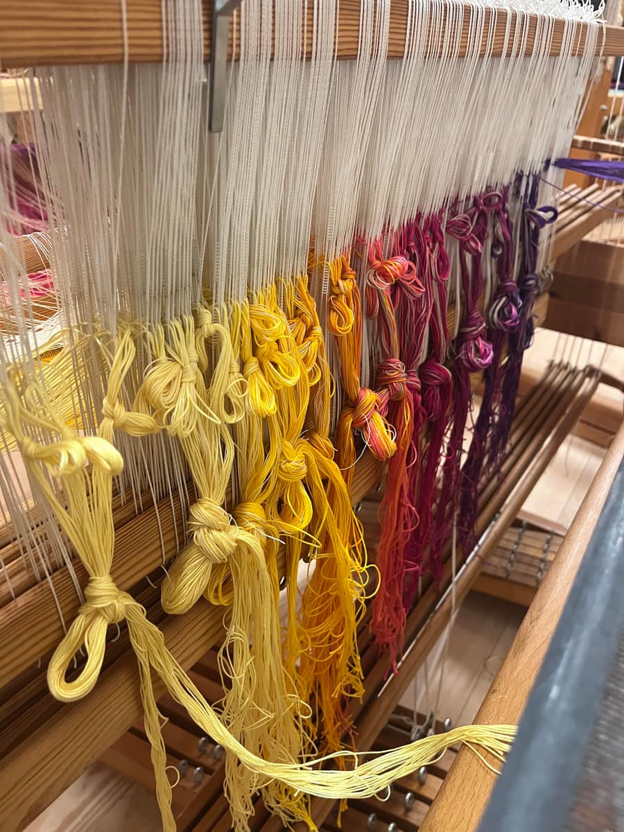 Faisceaux de fils noués en dégradé jaune-orange-magenta-violet